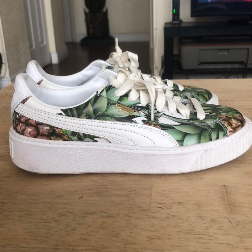 Puma sneakers size 6.5 green printed - Picture 3 of 5